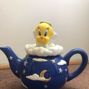 Tweety bird ceramic tea pot.